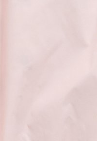 Μαλακό ροζ τσαλακωμένο ύφασμα με διακριτικές σκιές και φωτεινές ανταύγειες που δημιουργούν μια υφασμάτινη, λεπτή επιφάνεια.