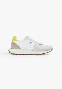 Sneaker bianchi e beige con un accento giallo, realizzati in camoscio e rete. Presentano un logo a teschio e una suola testurizzata per una migliore aderenza.