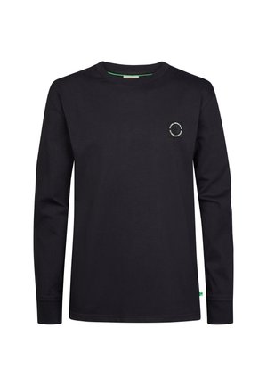 Sort langærmet t-shirt med rund halsudskæring og lille hvid rund logo på venstre bryst samt grøn mærkat på den nederste sidesøm.