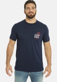 Marineblaues Baumwoll-T-Shirt mit kurzen Ärmeln, ausgestattet mit einem rot-weißen Grafikdruck auf der linken Brust, Rundhalsausschnitt und lässiger Passform.