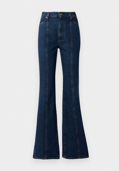Jean évasé taille haute en denim bleu foncé, avec des coutures frontales, une fermeture par bouton et un style à cinq poches traditionnel.