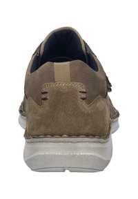 Scarpe casual in suede marrone con finitura texturizzata, suola in gomma bianca, fodera blu scuro a contrasto e dettagli di cucitura per un tocco in più.