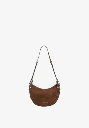 Sac à main en suède marron en forme de croissant avec une bandoulière en cuir noir réglable et des accessoires dorés.
