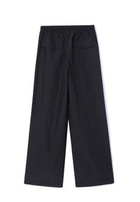 Zwarte wijde broek van lichtgewicht, gladde stof met een elastische tailleband en twee achterzakken.