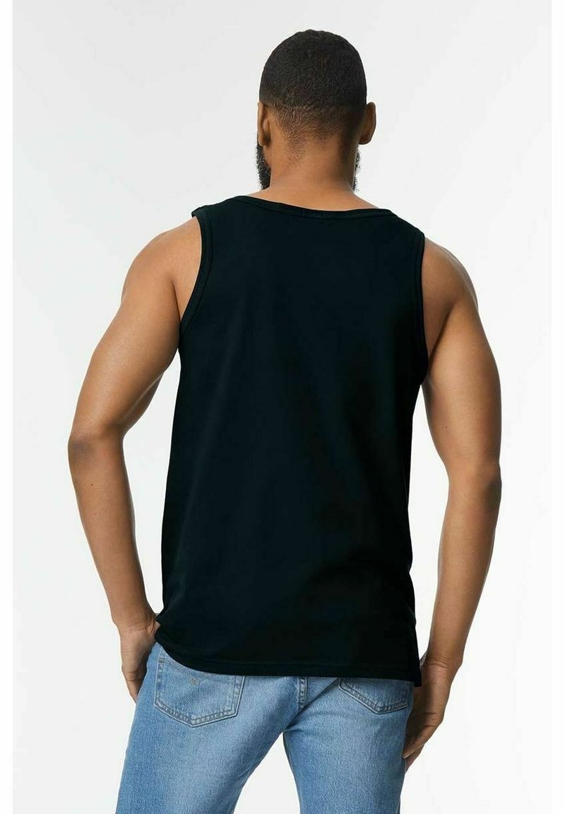 Svart ärmlös linne med en avslappnad passform, tillverkat av mjukt tyg, med rund halsringning och jämn yta. Bärs tillsammans med blå jeans.