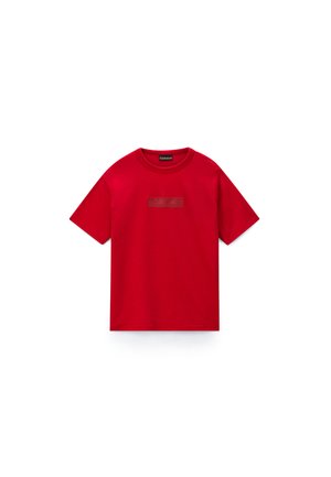 Tricou roșu cu mânecă scurtă, guler rotund și patch dreptunghiular cu logo în relief, centrat pe piept.