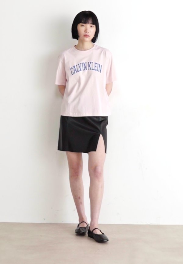 BOXY VARSITY TEE - Print T-shirt3
