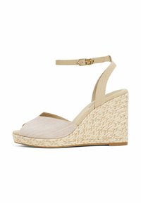 Sandalo wedge beige con design a peep-toe, caratterizzato da una tomaia in tessuto testurizzato, cinturino alla caviglia e suola in juta intrecciata.