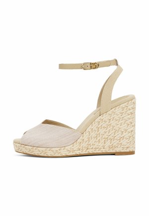 Beige kilehæle sandal med åben tå-design, med en tekstureret stofoverdel, ankelrem og vævet jute-platformsål.