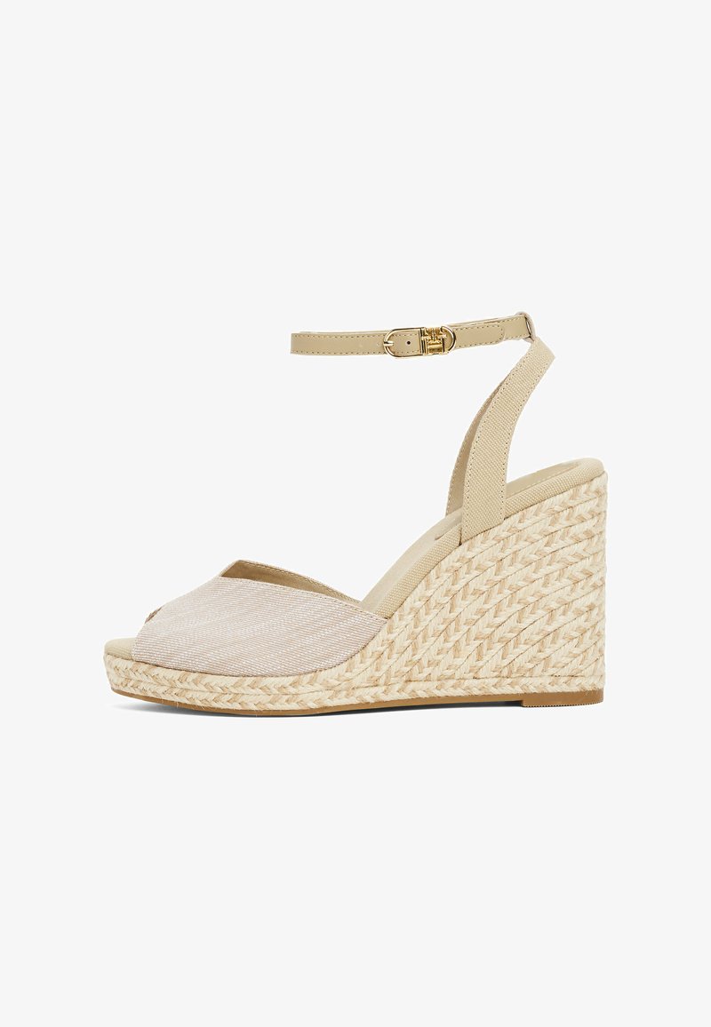 Beige Keilabsatzsandalen mit einem Peeptoe-Design, ausgestattet mit einem Textilgewebe-Obermaterial, einem Knöchelriemen und einer geflochtenen Jute-Plateausohle.