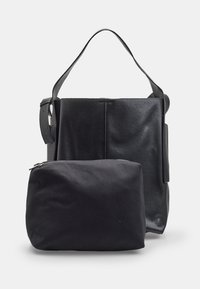 Borsa a spalla in pelle nera con un design strutturato, dotata di una pochette in tessuto nero rimovibile. Texture liscia e dettagli minimalisti.