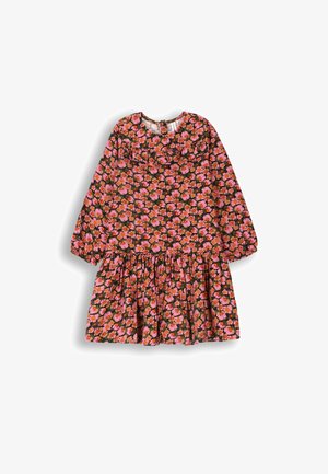 Długa, rękawowa sukienka z ciemnego materiału w intensywny różowy i pomarańczowy kwiatowy wzór, z falbaną na dekolcie i marszczoną spódnicą.