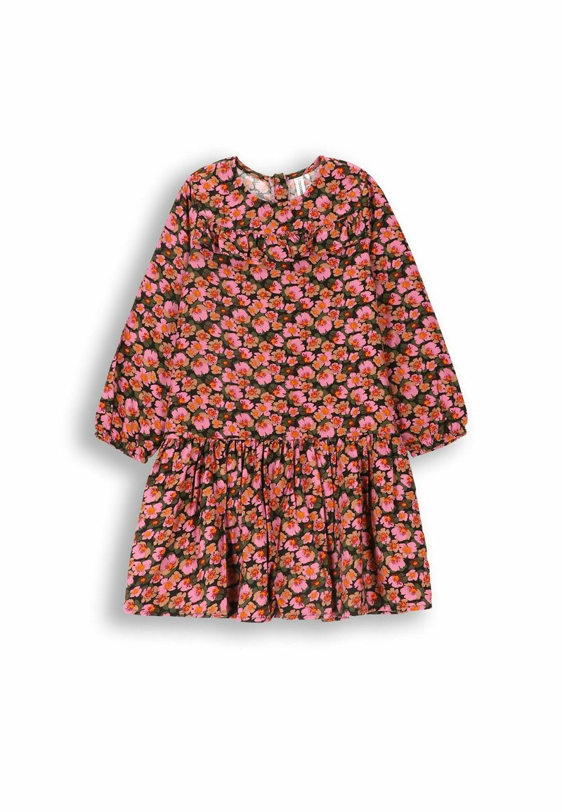 Długa, rękawowa sukienka z ciemnego materiału w intensywny różowy i pomarańczowy kwiatowy wzór, z falbaną na dekolcie i marszczoną spódnicą.