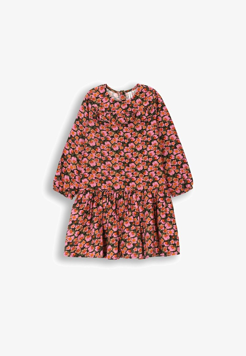 Długa, rękawowa sukienka z ciemnego materiału w intensywny różowy i pomarańczowy kwiatowy wzór, z falbaną na dekolcie i marszczoną spódnicą.