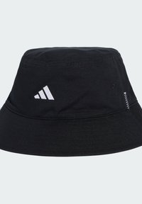 Cappello a secchiello nero realizzato in tessuto testurizzato, con il logo Adidas bianco sul davanti e un'applique cucita sul lato.