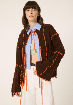 Touché Privé, CONTRAST BELTED KNIT CARDIGAN - Gilet - brown