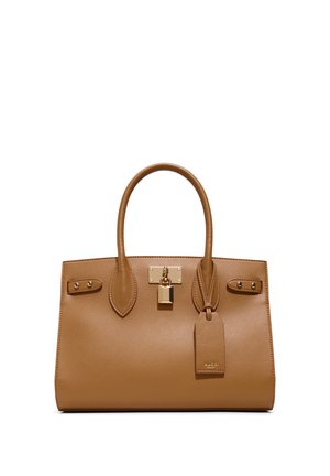 Tan kleurige leren handtas met twee handvatten, een gouden sluiting en een aangehecht rechthoekig leren label, op een witte achtergrond.