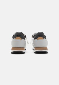 Šedé a černé sportovní boty s texturovaným designem. Obsahují hnědý akcent na patě a lehkou podrážku. Značka BOSS na zadní straně.