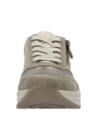 Vue de face d'une sneaker en daim beige avec des lacets blancs, une fermeture éclair sur le côté et une semelle gris clair sur fond blanc.