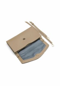 Borsa a tracolla in pelle beige con texture, chiusura a patta, hardware dorato e fodera interna in morbido blu. Inclusa tracolla regolabile.