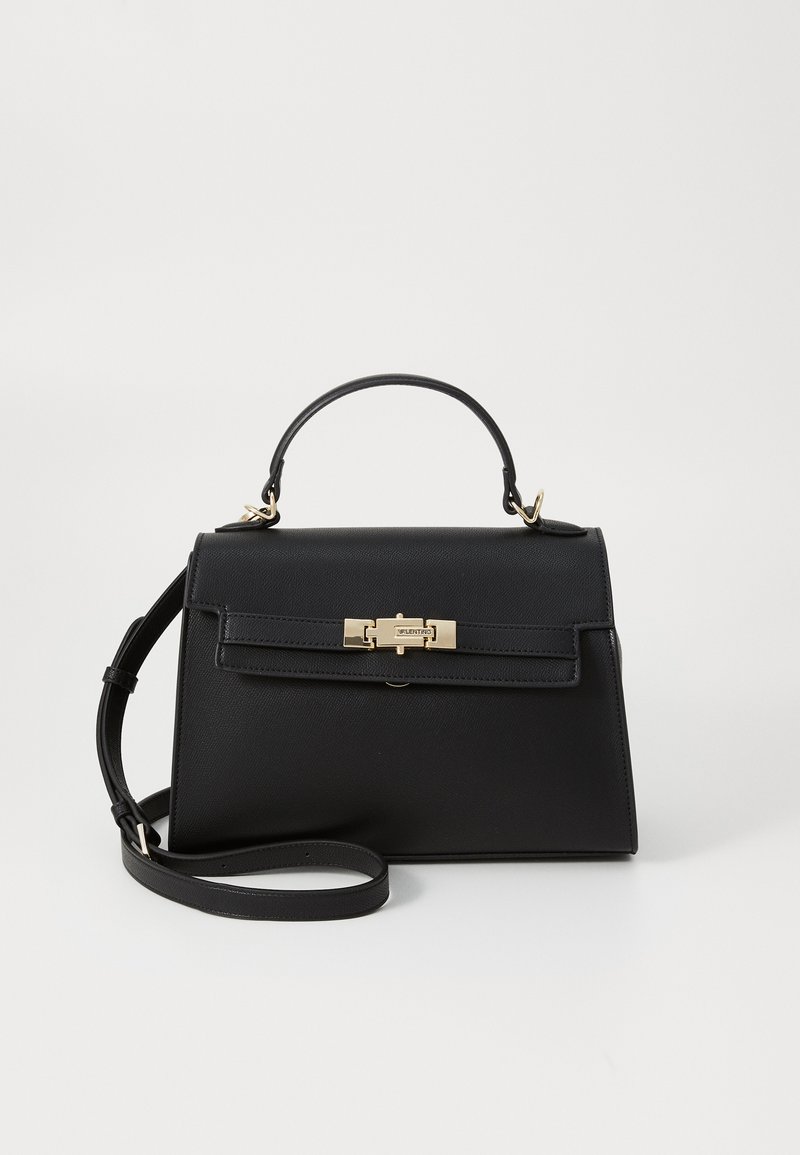 Melnas ādas somas ar strukturētu dizainu, augšējo rokturi, noņemamu pleca siksnu un zelta toņu aparatūru. Iekļauj priekšējo aizdari.