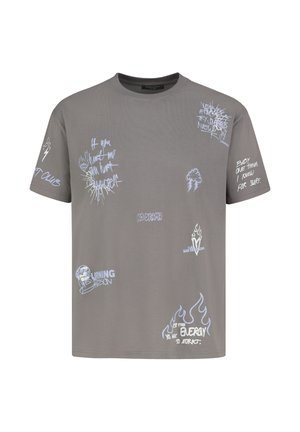 Graues T-Shirt mit kurzen Ärmeln und weißen Text- und Grafikdrucken im handschriftlichen Stil, darunter Flammen, Blitzsymbole und Phrasen wie "NO DRAMA" und "BURNING PASSION".