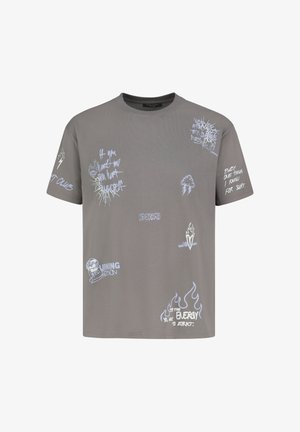 Graues T-Shirt mit kurzen Ärmeln und weißen Text- und Grafikdrucken im handschriftlichen Stil, darunter Flammen, Blitzsymbole und Phrasen wie "NO DRAMA" und "BURNING PASSION".