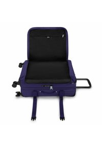 Valigia viola con interno nero, dotata di tasca con zip, manico estensibile e quattro ruote per una facile manovrabilità.