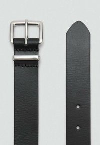 Schwarzer Leder Gürtel mit glänzendem Finish, ausgestattet mit einer silbernen Metallschließe und zwei Einstelllöchern am Ende. Flaches Design, glatte Textur.