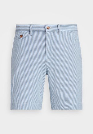 Calções às riscas em azul claro e branco, feitos de tecido macio, com fecho de botão, passantes para cinto e um pequeno bolso à frente.