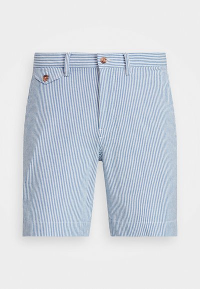 Svītraini šorti gaiši zilā un baltā krāsā, izgatavoti no mīkstas auduma, ar pogu aizdari, jostu cilpām un mazu priekšējo kabatu.