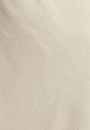 Beżowa, teksturowana tkanina o lekko pomarszczonej powierzchni, charakteryzująca się miękkim, gładkim dotykiem, bez wzorów czy widocznych szwów.