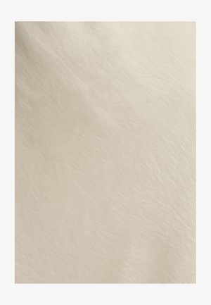 Beige väriga kangas, millel on veidi kortsuline pind, näidates pehmet ja sujuvat tunnet ilma mustrite või nähtavate õmblusteta.