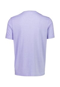 Liilav T-särk lühikeste varrukatega ja ümmarguse kaelusega, valmistatud sileda kangaga. Selg on ühtlane, ilma mistahes graafika või lisaelementideta.