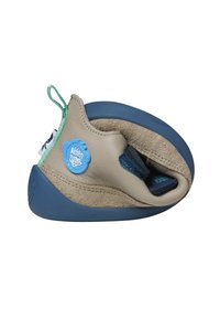 Kletterschuh mit einem Obermaterial aus beigem Leder, blauer Gummisohle und einem blauen Akzentknopf. Verfügt über ein strukturiertes Wildlederfutter und verstellbare Riemen.