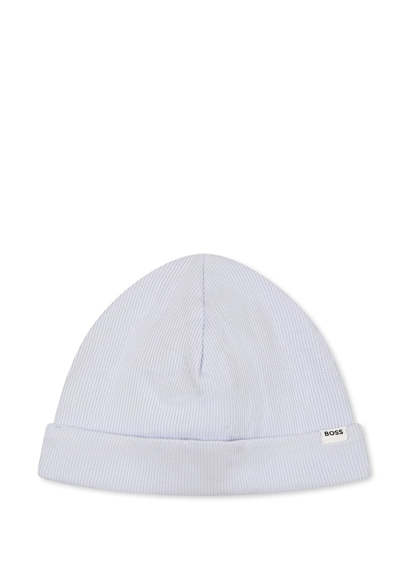 Bonnet côtelé bleu clair avec un revers, présentant une petite étiquette blanche avec "BOSS" sur le côté. Texture douce et ajustement serré.