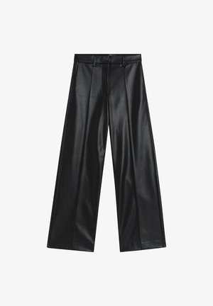 Czarne spodnie typu wide-leg z sztucznej skóry, charakteryzujące się eleganckim fasonem, plisami z przodu i ukrytym zamkiem błyskawicznym dla uzyskania schludnego wykończenia.