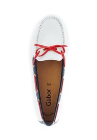 Witte bootschoen met rode veters, marineblauwe accenten, gouden oogjes en een gladde textuur. Het interieur heeft "Gabor" branding en een bruine inlegzool.
