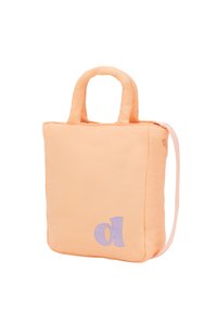 Persikofärgad quiltad tote-väska med två korta handtag, justerbar axelrem och broderat lila bokstaven "d" på framsidan. Slät textur.