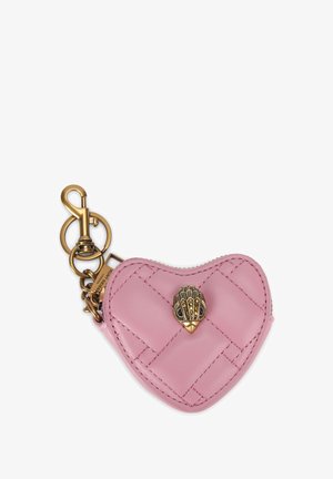 Roze sleutelhanger in de vorm van een hart, gemaakt van gewatteerd leer. Heeft een goudkleurige schelpvormige sluiting met decoratieve accenten en een ritssluiting.