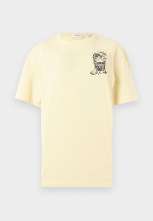 Ανοιχτό κίτρινο κοντομάνικο T-shirt με μικρό γραφικό ενός ποτηριού κοκτέιλ, φέτες λεμονιού και το κείμενο "Replay club 81" στο στήθος.