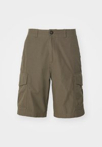 Bermudas cargo verde oliva con cierre de botón, múltiples bolsillos laterales y un ajuste relajado. Fabricadas con un tejido ligero y duradero.