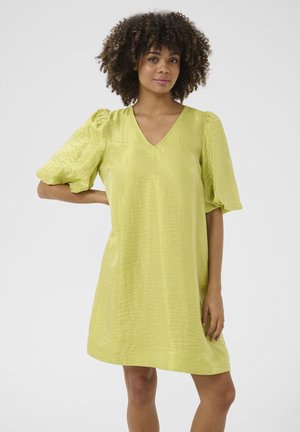 Abito verde lime con scollatura a V, maniche a palloncino corte e tessuto texturizzato, caratterizzato da una vestibilità ampia che arriva sopra il ginocchio.