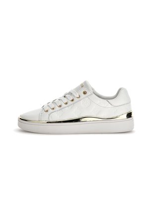 Biały niski sneaker z tłoczonym wzorem, złotymi oczkami i odblaskowym złotym paskiem nad białą podeszwą, pokazany z boku.