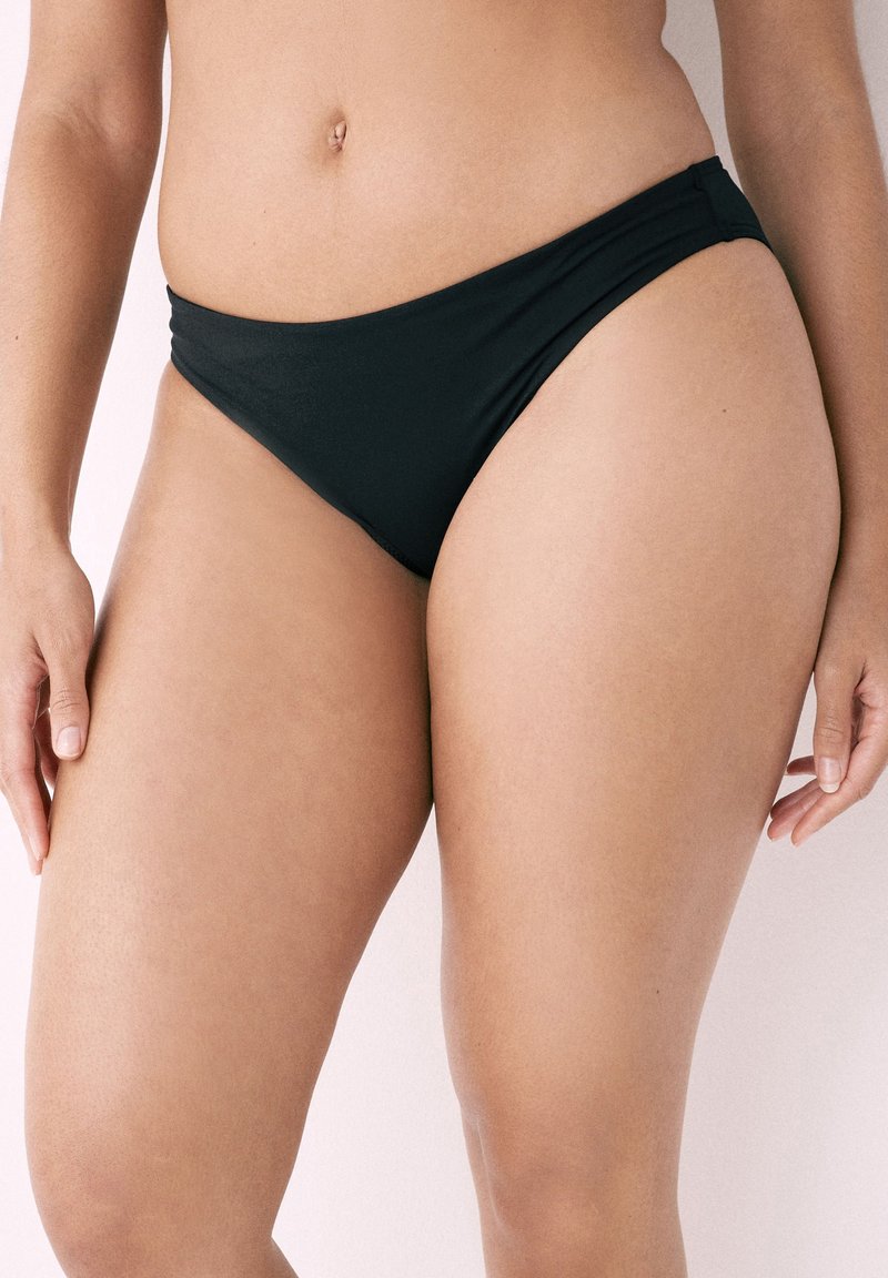Čierne bikiny s minimalisticým dizajnom, vyrobené z hladkého a elastického materiálu s nízkym pásom a stredným zakrytím.