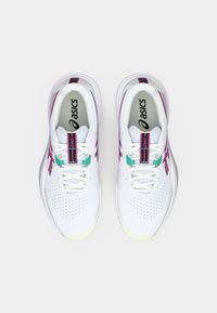 Valged spordijalatsid, millel on lilla ja türkiissinine dekoratsioon, augulise varbapunktiga, paelad ja "asics" brändingu keelal.