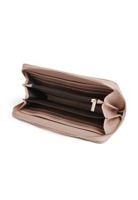 Portafoglio zip-around in materiale sintetico beige chiaro, con numerosi scomparti per carte, una tasca con zip e una finitura testurizzata.