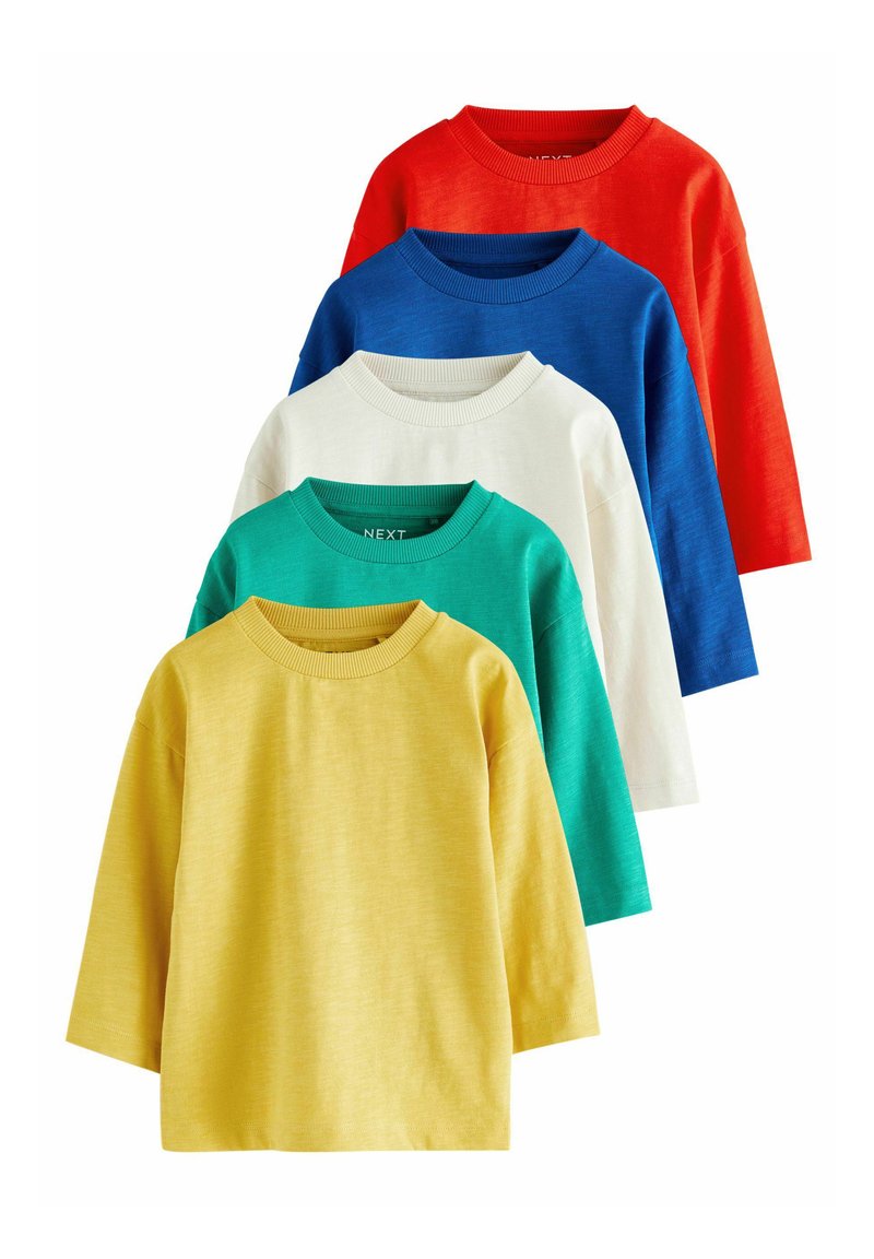 Sæt med fem langærmede t-shirts med runde halsudskæringer i rød, blå, grøn, hvid og gul. Hver bluse har et enkelt design og en blød tekstur.