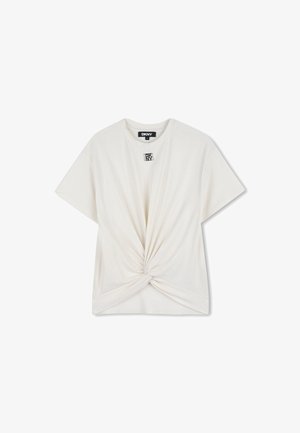 Wit T-shirt met korte mouwen, met een gedraaide voorkant en een klein zwart DKNY-logo bij de kraag.