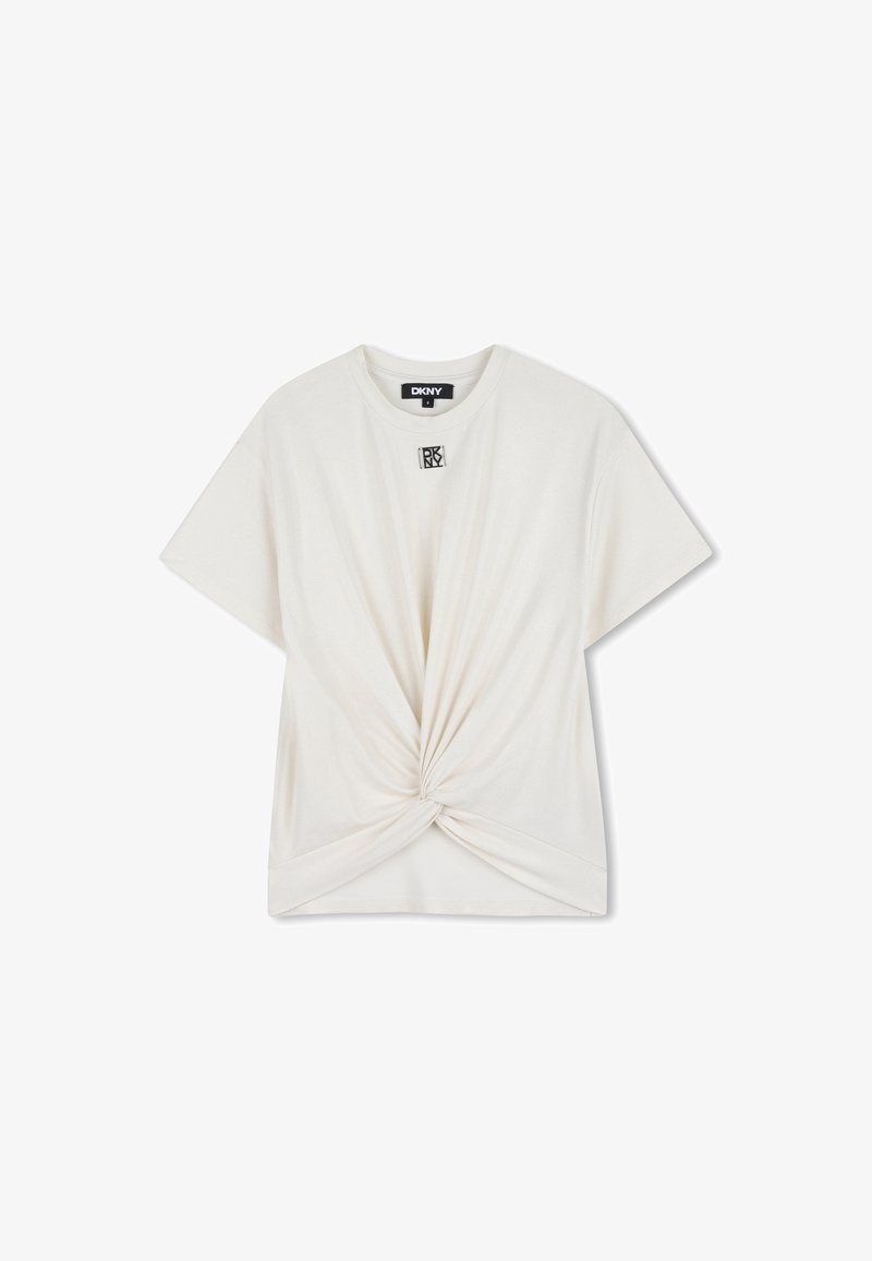 T-shirt blanc à manches courtes avec détail twist sur le devant et petite étiquette logo DKNY noire près du col.